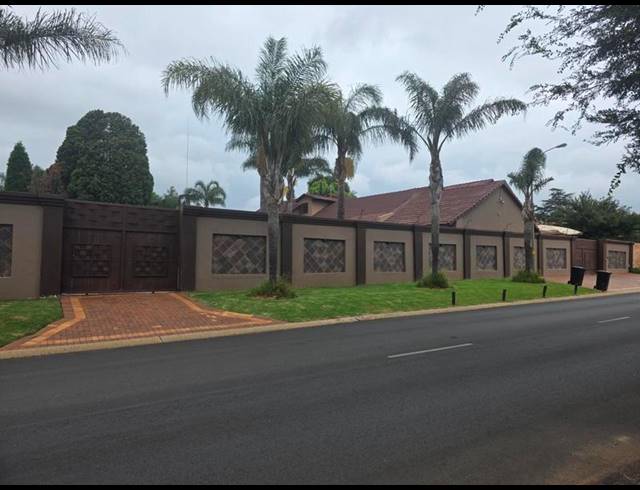 8 BEDROOM HOUSE FOR SALE IN GLEN MARAIS